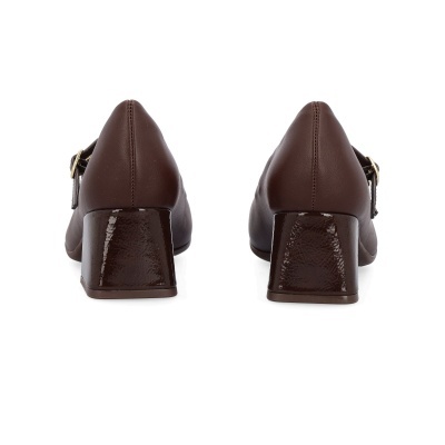 Par de sapatos femininos castanhos de salto médio quadrado