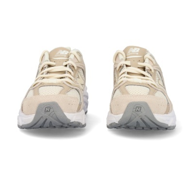 Sapatilhas desportivas bege e cinza New Balance vistas de frente