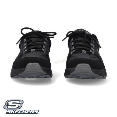 ténis pretos Skechers com sola cinzenta