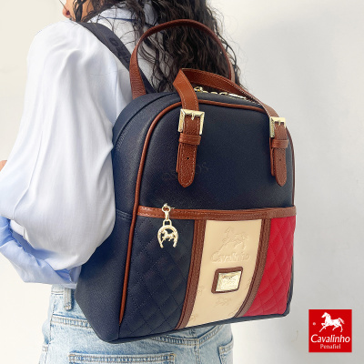 Mochila Cavalinho Penafiel azul, bege e vermelho com detalhes em castanho e pendente dourado