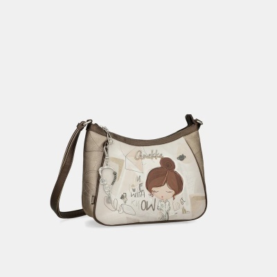 Mala de ombro bege e castanha com ilustração de rapariga e texto decorativo