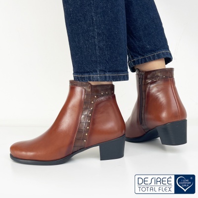 Botins castanhos em pele com tacão baixo e detalhes em tachas