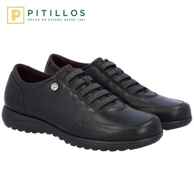 Sapatos pretos de pele com atacadores elásticos e sola preta