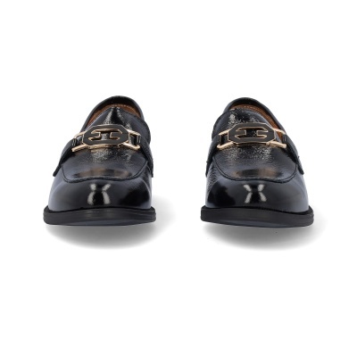 Mocassins pretos brilhantes com detalhe metálico dourado