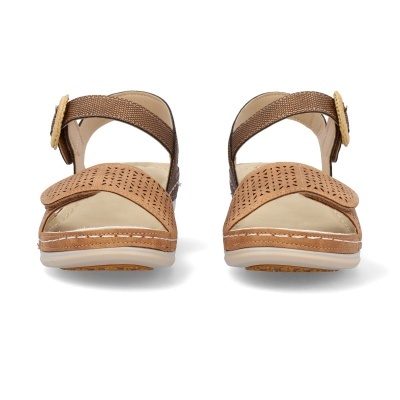 Par de sandálias castanhas com tiras e fivela, vista frontal