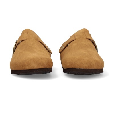 Par de mocassins castanhos claros em camurça com sola escura e hebilla metálica lateral