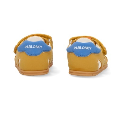 Sapatos infantis castanhos com detalhes azuis e texto PABLOSKY