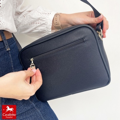 Mala tiracolo preta com fecho de correr dourado e superfície texturizada