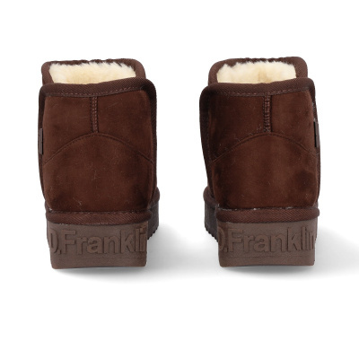 Botas castanhas de camurça com interior forrado a pelo branco e sola com nome em relevo.
