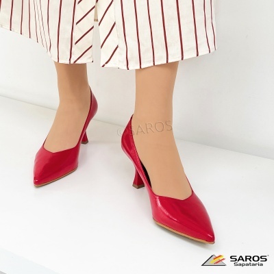 Sapatos vermelhos de salto médio e bico fino em verniz com saia às riscas