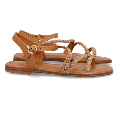 Sandálias rasas castanho claro com tiras entrelaçadas e fecho de fivela
