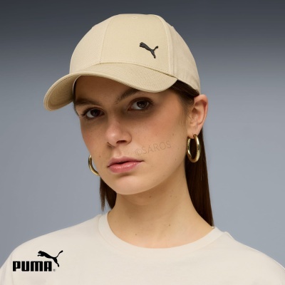 Boné bege Puma com logotipo preto e woman com brincos dourados