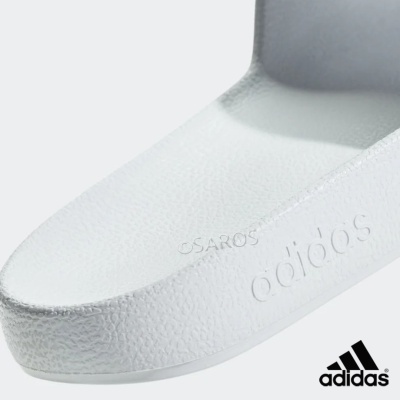 Sandália branca Adidas com textura granulada e logo embutido na sola