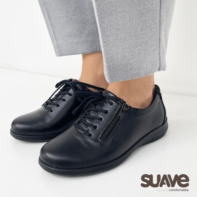 Sapatos pretos de couro com atacadores e fecho de correr lateral