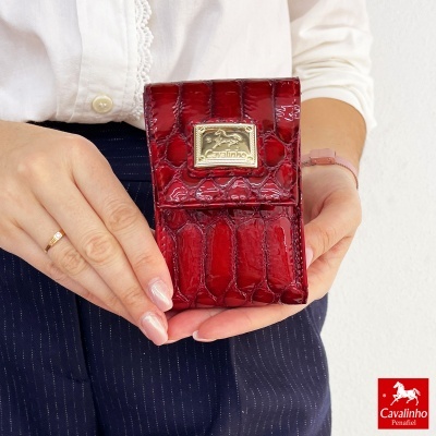 Carteira vermelha com relevo de pele de crocodilo e placa Cavalinho Penafiel