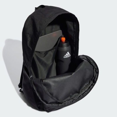 Mochila preta aberta com garrafa Adidas e portátil dentro
