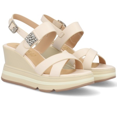 Sandálias de cunha bege em pele com aplicação de cristais