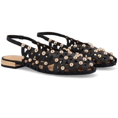 Sandálias rasas pretas com tiras trançadas e tachas douradas