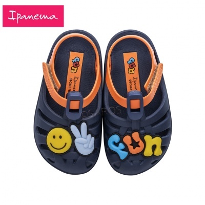 Sandálias infantis Ipanema azul marinho com enfeites divertidos coloridos