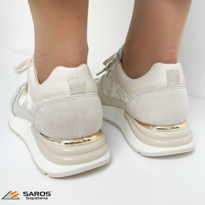 Ténis femininos bege e cinza com detalhes dourados e sola branca