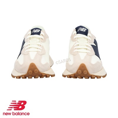 Sapatilhas New Balance creme, bege e azul escuro vistas de frente com sola castanha.