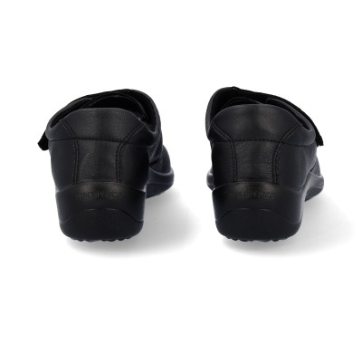 Sapatos pretos de couro vistos de trás sobre fundo branco