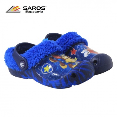 Chinelos de criança azuis com forro peludo e ilustração colorida