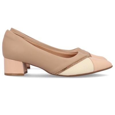 Sapatos de salto baixo bege com detalhes creme e rosa claro.