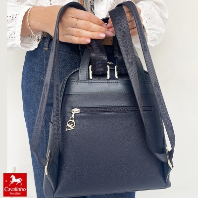 Mala mochila preta Cavalinho em pele com alças largas tecidos e pendente metálico