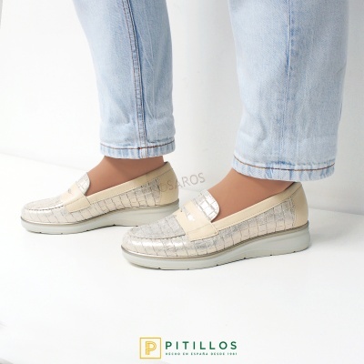 Mocassins femininos creme com padrão quadriculado metalizado e sola branca usados com jeans claros