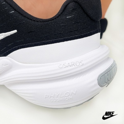 Detalhe do ténis desportivo Nike preto e branco com sola Phylon Cushion