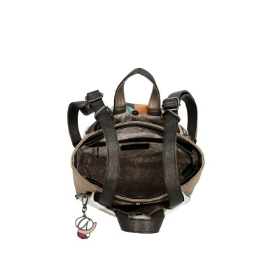 Mochila pequena castanha com alças pretas e interior com padrão de texto