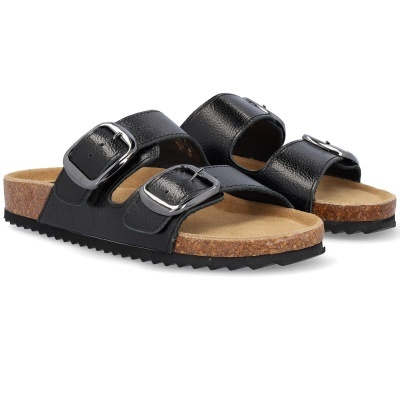 Chinelos pretos com duas tiras e fivelas prateadas sobre fundo branco