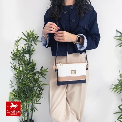 Bolsa Cavalinho Penafiel branca, bege e azul com fecho dourado