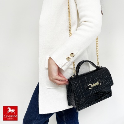 Mala preta com textura crocodilo e alça de corrente dourada
