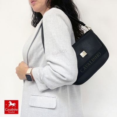 Bolsa preta Cavalinho com alça preta e logótipo dourado