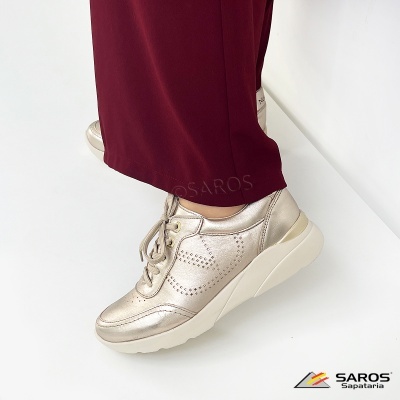 Ténis prateados com sola branca usados com calças vinhas