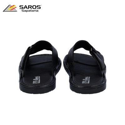 Sandálias pretas em fundo branco