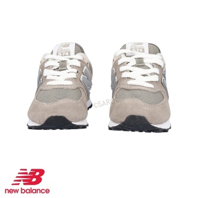 Ténis New Balance 574 cinzentos com atacadores brancos em fundo branco