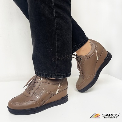 Sapatos femininos castanhos em pele com sola preta e salto cunha