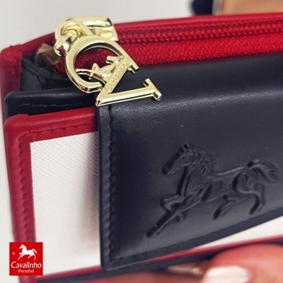 Bolsa ou carteira branca com detalhes vermelhos e pele preta com relevo de cavalo e fecho dourado C