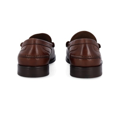 Sapatos mocassins em pele castanha vistos de trás