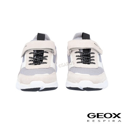 Sapatilhas infantis bege, cinza e branco com fecho velcro e atacadores pretos