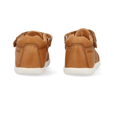 Sapatos infantis Geox em couro castanho claro com sola branca vistos de trás
