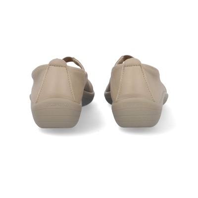 Sapatos femininos bege claro vistos de trás