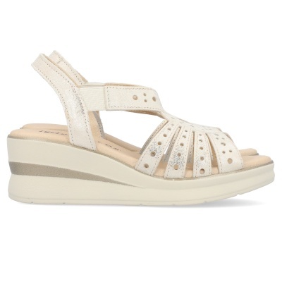 sandália branca com cunha e tiras perfuradas