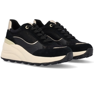 Sapatilhas pretas com detalhes bege e sola grossa