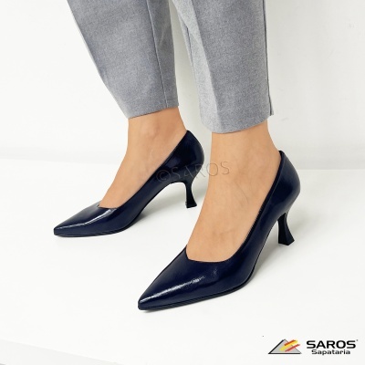 Sapatos de salto médio em verniz preto com bico pontiagudo