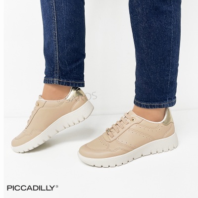 Sapatilhas bege com detalhes dourados e sola branca em fundo branco