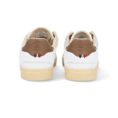 Sapatilhas brancas com detalhes castanhos e sola bege vistas de trás.